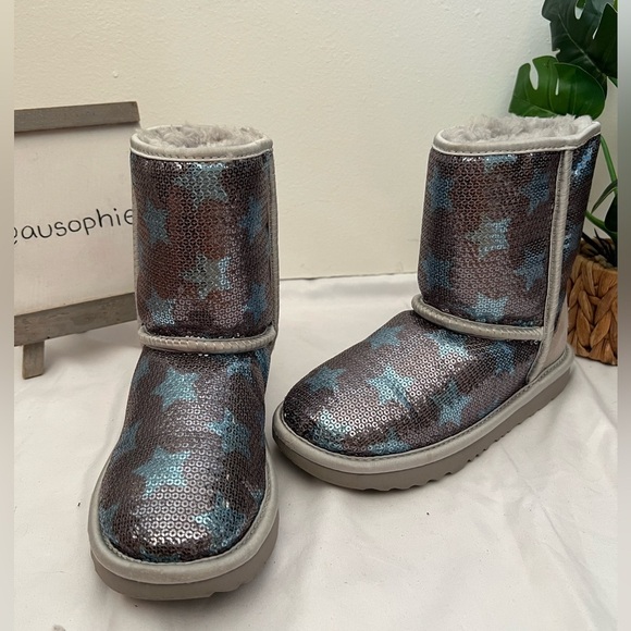 Ugg kid’s classic short II sequin star denim blue silver boot. Size 3 - Picture 4 of 12